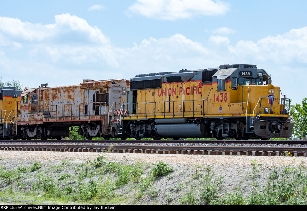 UP 1438 works the yard along with a Remote Control Slave Unit